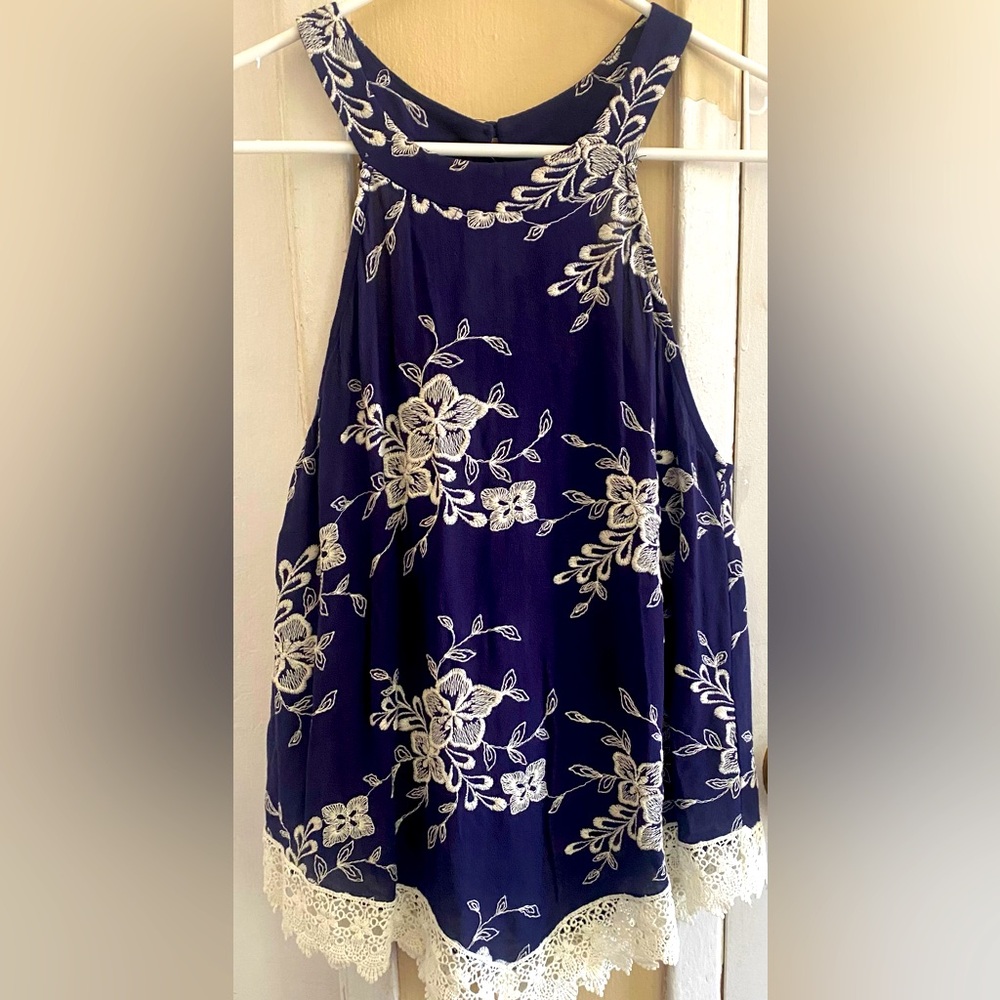 Le Lis Stitch Fix new Milani Crochet Hem halter top size M